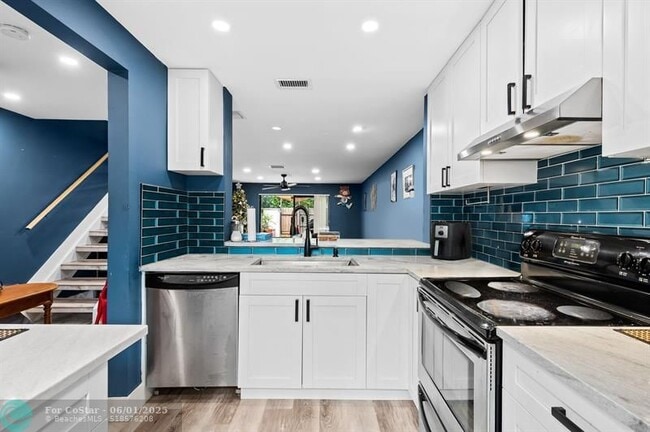 Building Photo - 3082 S Oakland Forest Dr