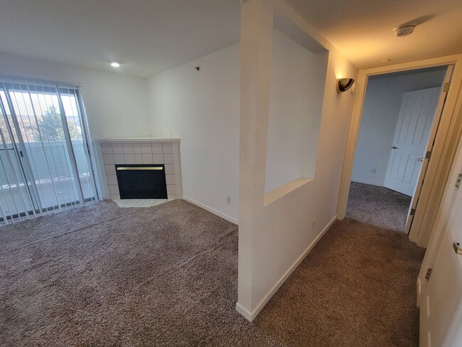 Building Photo - Top-Floor 1 Bedroom Condo in South Boulder...