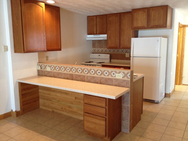 Kitchen - 1050 Lakeshore Dr