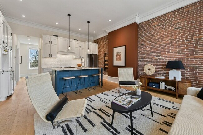 Foto del edificio - "Chic 1-Bed Furnished Apartment on E Broadway with Hardwood Floors!"