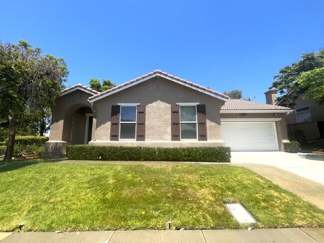 Foto del edificio - 3 bed, 2 bath located in Corona, CA!