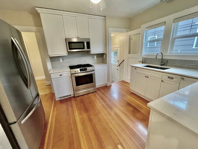 Building Photo - Rare Find, Large 3bd/2bathroom House Near ...