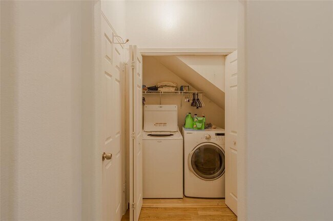 Foto del edificio - 1500 N Claremont Cir