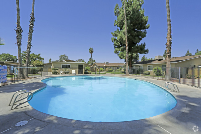 Piscina - Pacific Grove Apartments