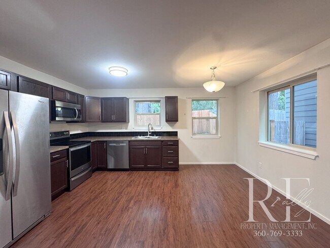 Foto del edificio - Comfort Meets Style in This Charming Poulsbo Home on Inspiration Street