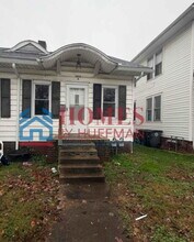 Building Photo - 1111 E Powell Ave