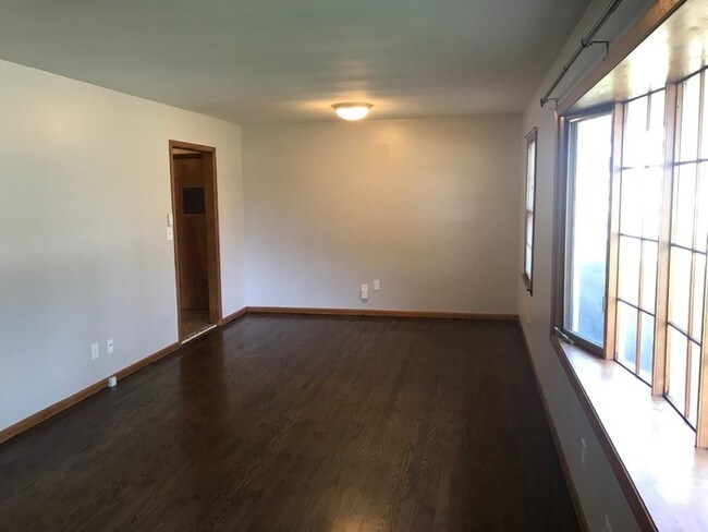 Building Photo - Grain Valley 3 Bedroom