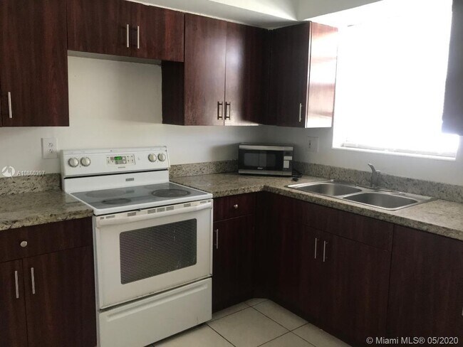 Foto del edificio - 1350 NE 119th St