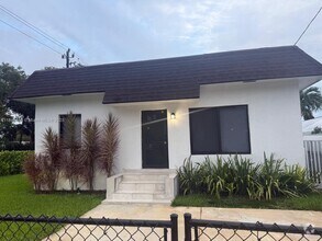 Building Photo - 1800 NW 18th Terrace