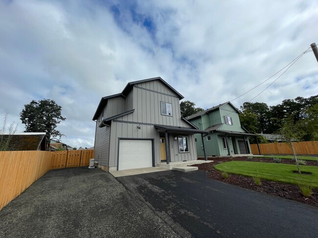 Building Photo - BEAUTIFUL NEW CONSTRUCTION!