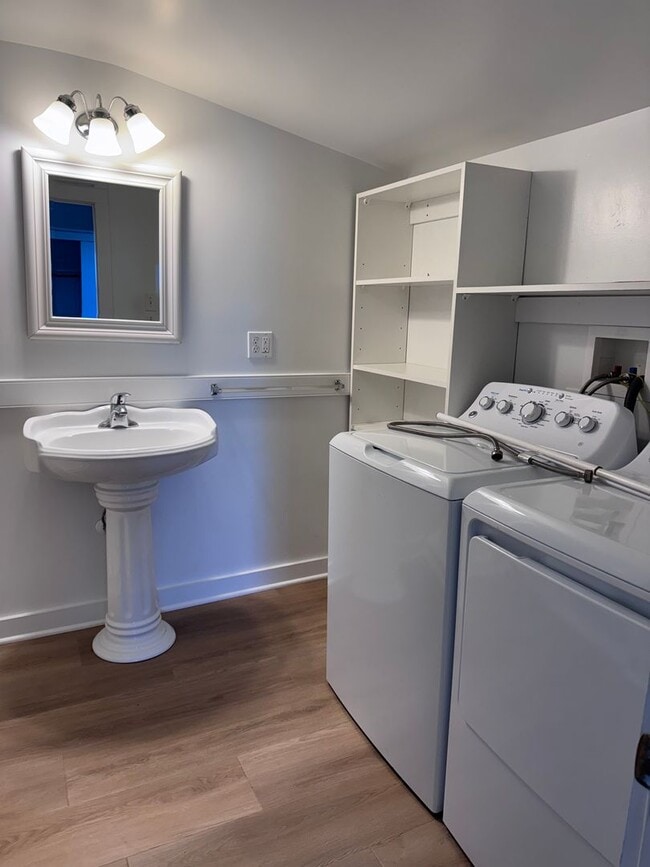 Building Photo - 205 Sir Walter Raleigh St