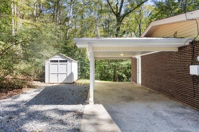 Building Photo - 601 Oakdale Rd