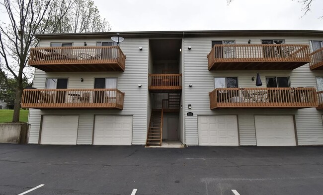 Building Photo - 300 Woodridge Cir