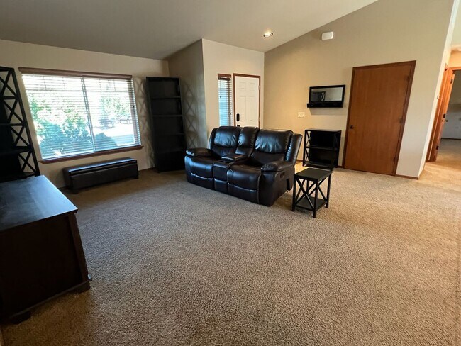 Building Photo - Beautiful 3 bed/2 bath rambler! 2 car gara...