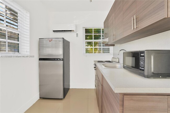 Foto del edificio - 551 NE 61st St