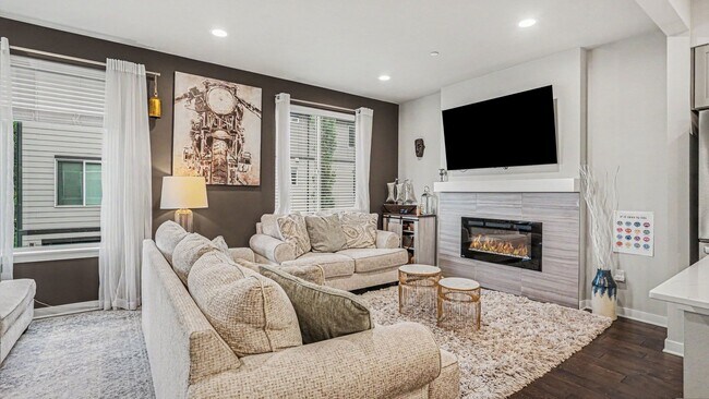 Foto del edificio - Modern Corner Townhome with Split AC & 2-Car Garage Near Alderwood Mall