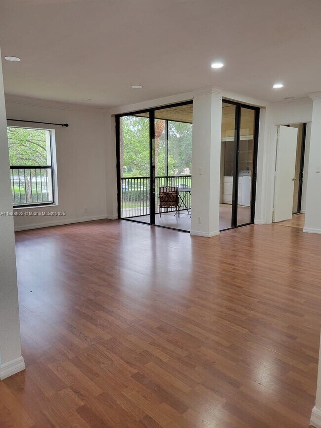 Foto del edificio - 3883 Coral Tree Cir