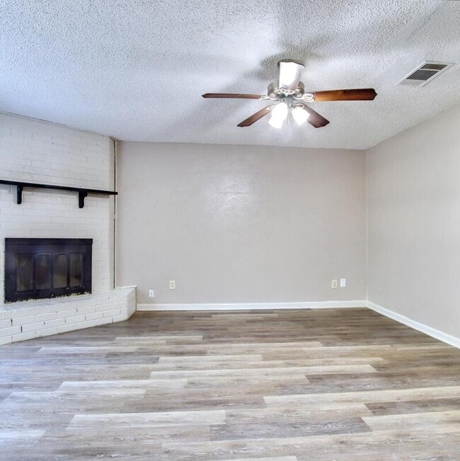 Building Photo - 3901 Royal Crest Dr