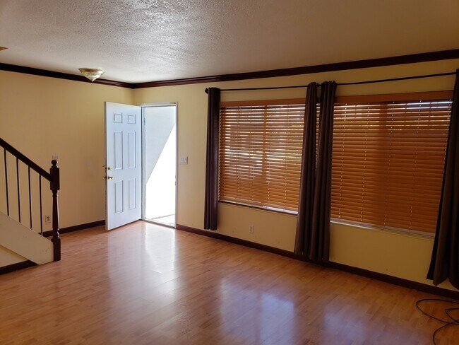 Living Room - 33246 Lake Pyramid St