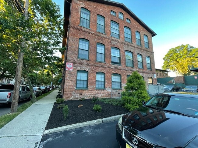 Building Photo - 105 Marion St