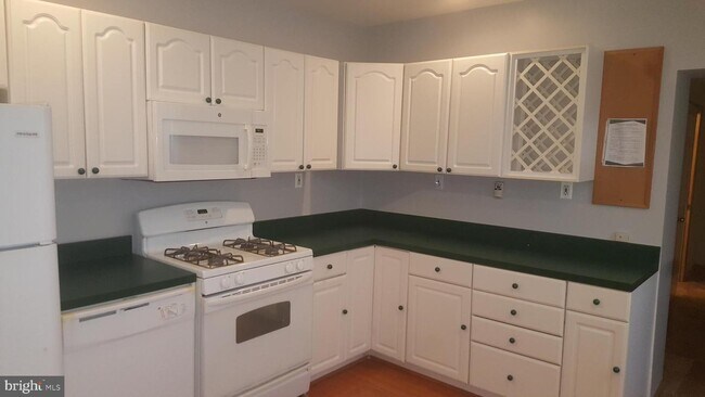 Building Photo - 410 S Patterson Park Ave