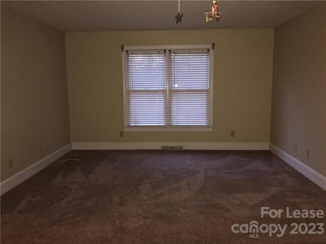 Foto del edificio - 5600 Carmel Rd