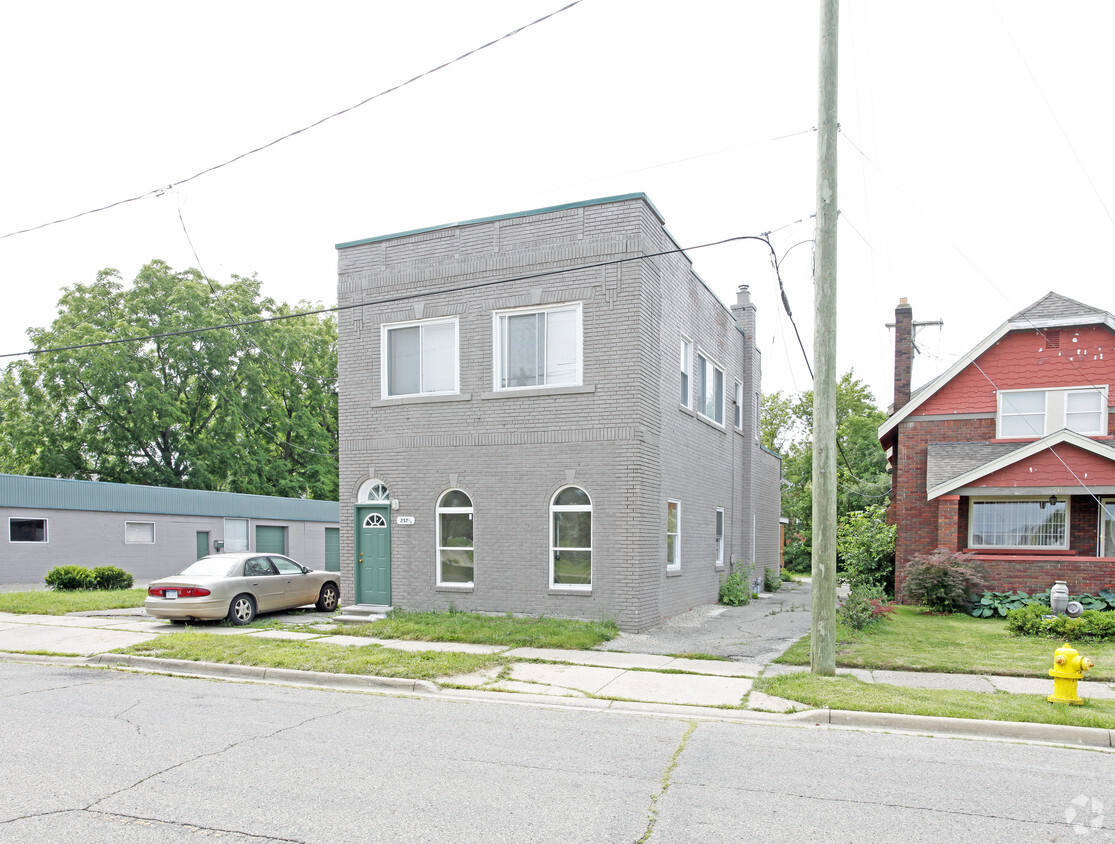 Building Photo - 257 1/2-259 Elizabeth Lake Rd