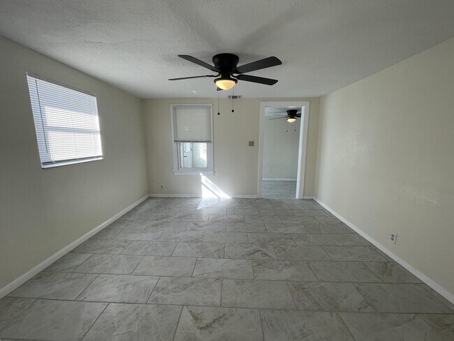 Foto del edificio - 2405 Everett St