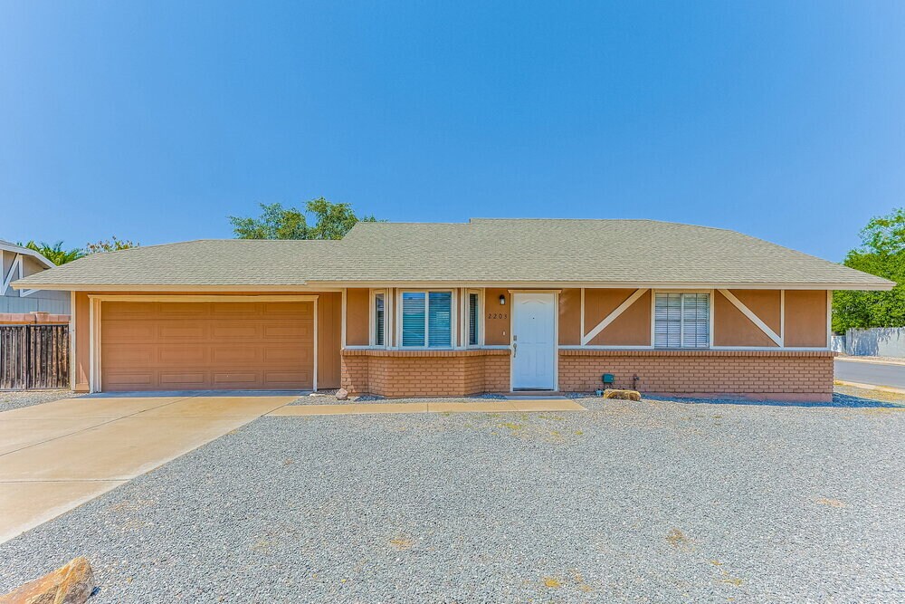 Primary Photo - 2203 E Dragoon Ave