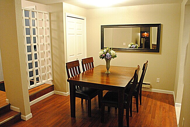 Building Photo - 4635 W Lake Sammamish Pky SE