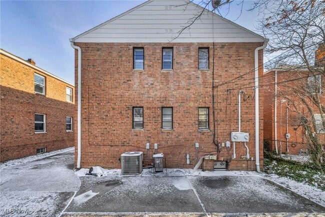 Building Photo - 422 E 222nd St