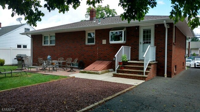 Building Photo - 216 S 13th Ave