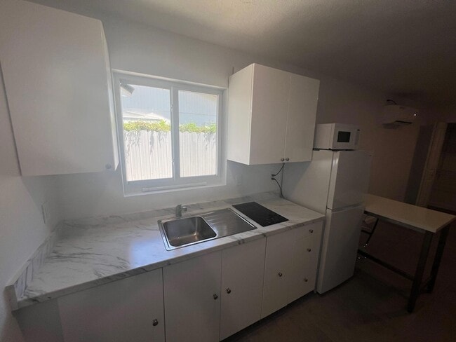 Photo - 1244 W 27th Street Unit B Apartment