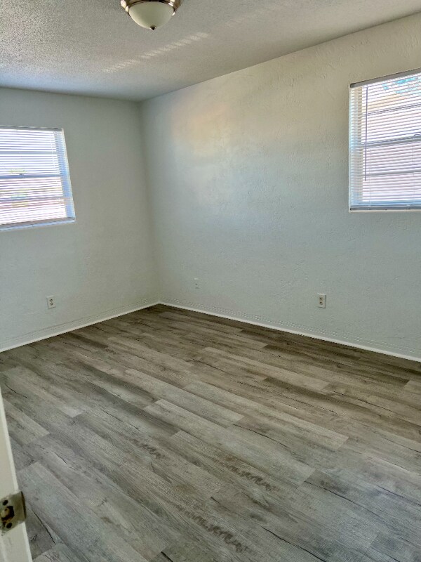 Foto del edificio - 2417 N Oleander Ave