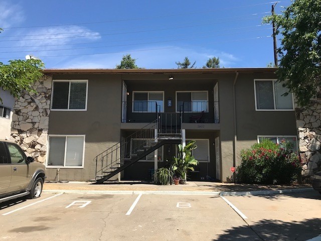 Building Photo - NEWLY RENOVATED 2 BED, 1 BATH, 900 SQ FT