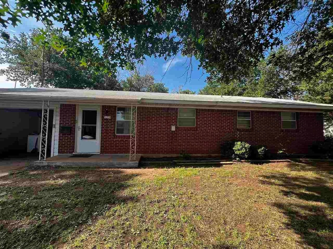 Primary Photo - 1204 E Spring St