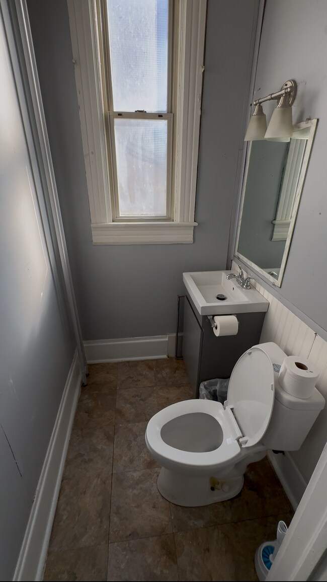 1/2 baño - 1332 Avenue F
