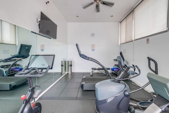 Foto del edificio - 999 N Doheny Dr