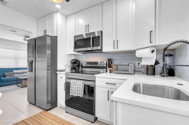 Building Photo - 4 br, 2 bath House - 217 NE 11th St # 217-219