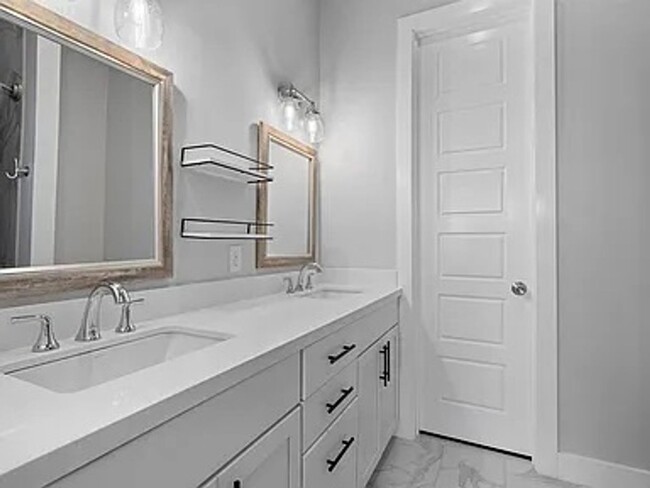 Building Photo - 2 Bedroom Condo in East Austin