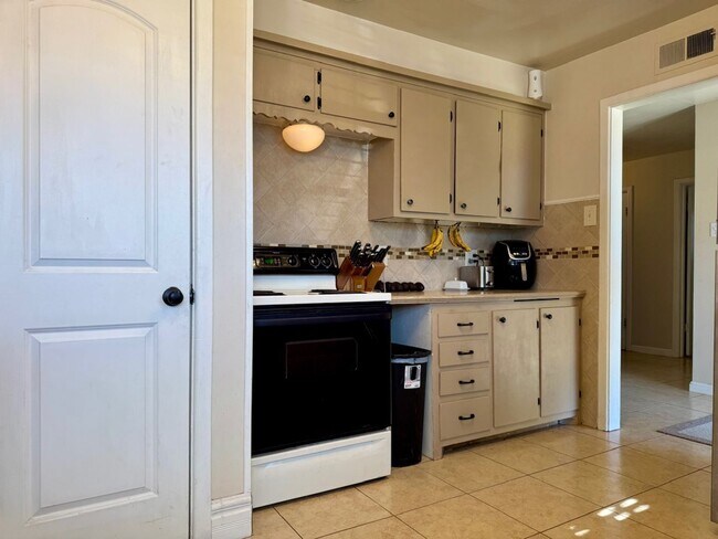 Building Photo - Pre-leasing for July!