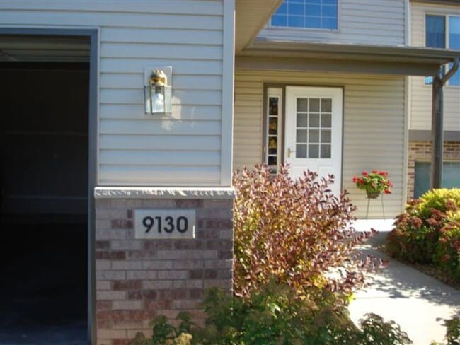Building Photo - 9130 Oak Ridge Dr