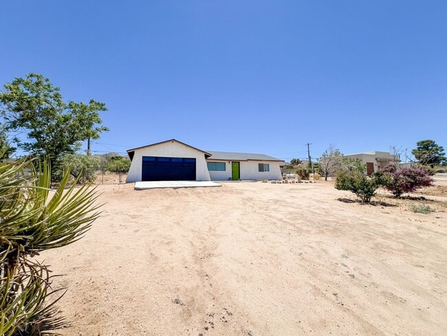 Building Photo - Joshua Tree Home with Desert Views