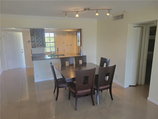 Foto del edificio - 3050 N Palm Aire Dr