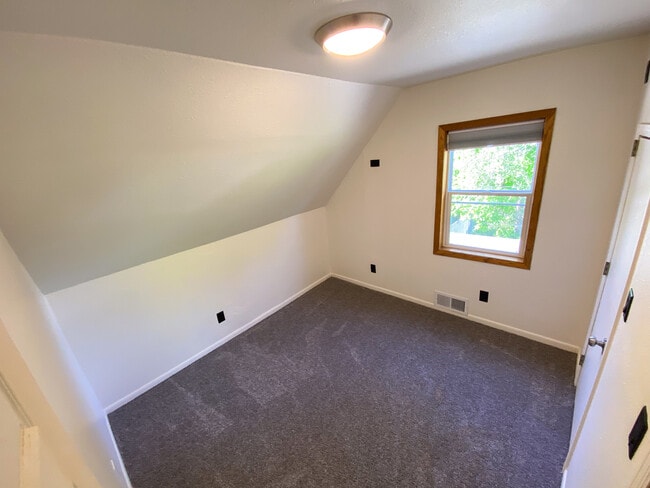 Building Photo - 1020M