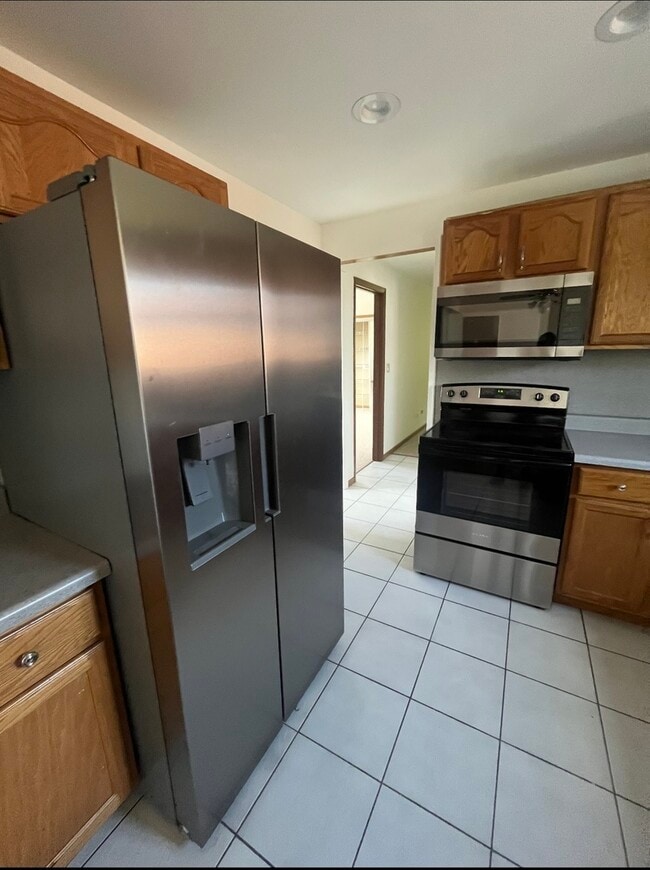 Building Photo - 21W276 Tee Ln