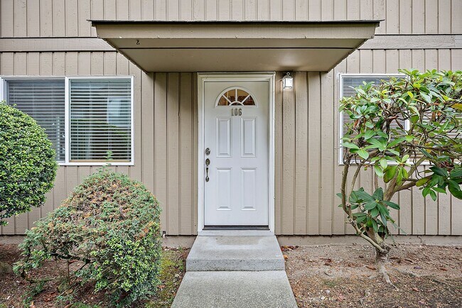 Foto del edificio - North Tacoma Condo Living | 2 Bed, 1.5 Bath End-Unit | Great Amenities!