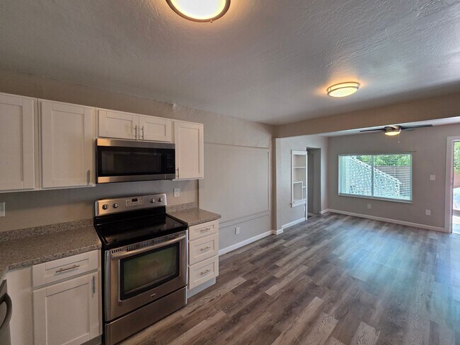 Building Photo - Phoenix 3 Bed/3 Bath in Coronado!