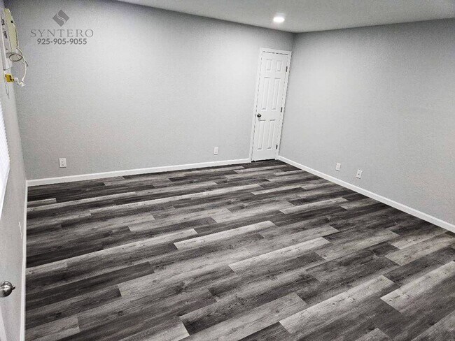 Building Photo - Newly Renovated Ground Floor Apartment off...
