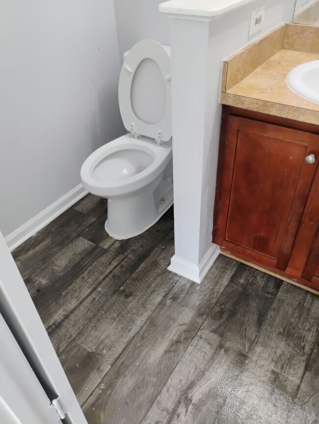 Building Photo - Gorgeous 3 Bedroom 2 Bath Townhome in Conv...